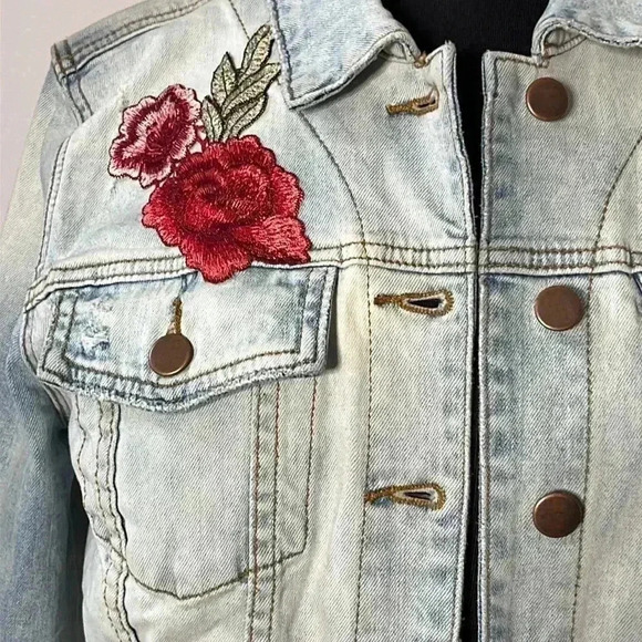 Kut from the Kloth Roses Flowers Patch Raw Hem Distressed Denim Jacket Size M - Picture 4 of 7